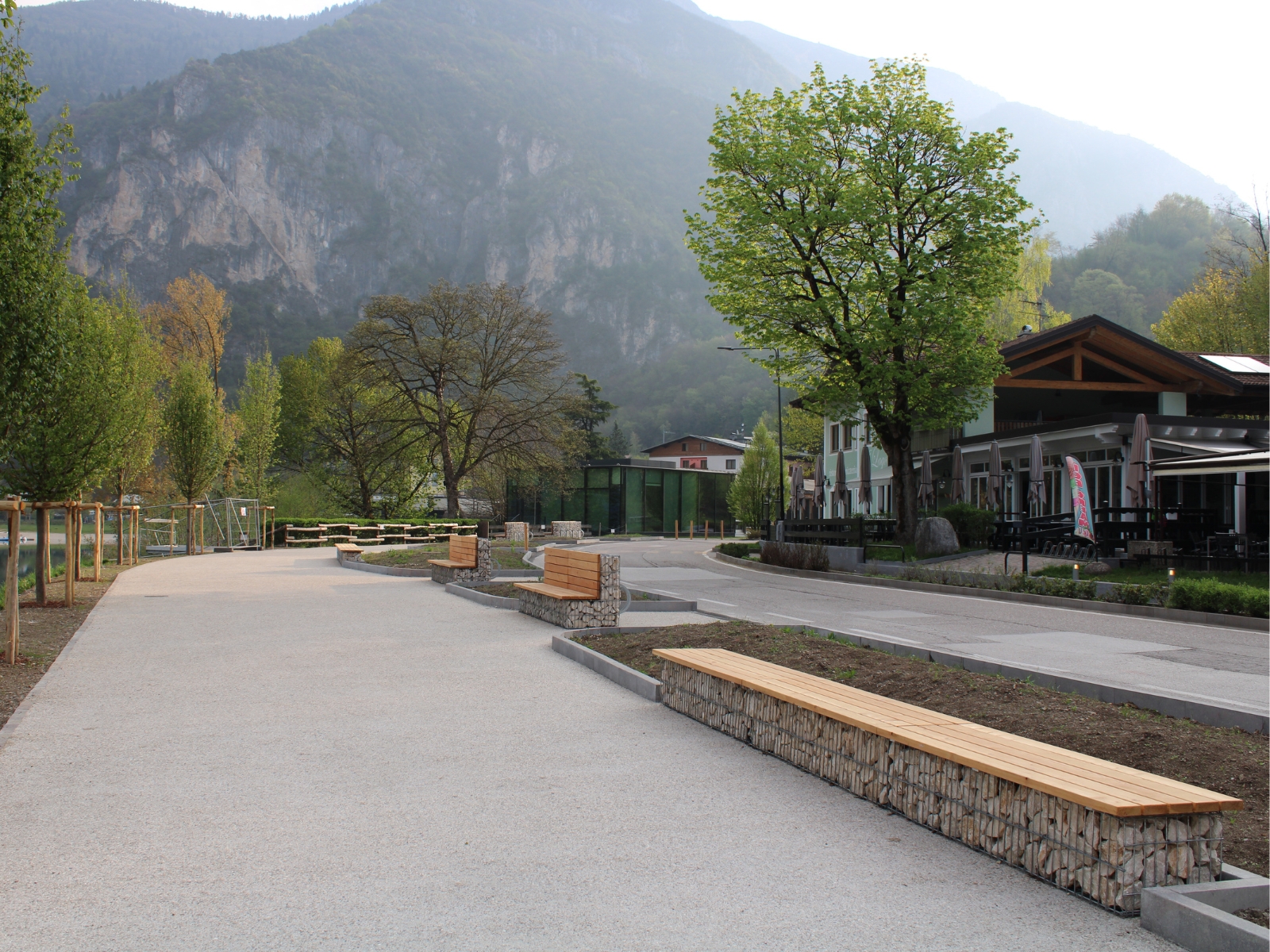 Panchine in gabbioni presso Lungolago Molina di Ledro